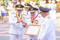 Gubernur Jawa Timur Khofifah Indar Parawansa menerima penghargaan EPPD 2025 di Kemendagri, Senin (27/4/2026). (Foto Dok Ho/RadarBangsa.co.id)
