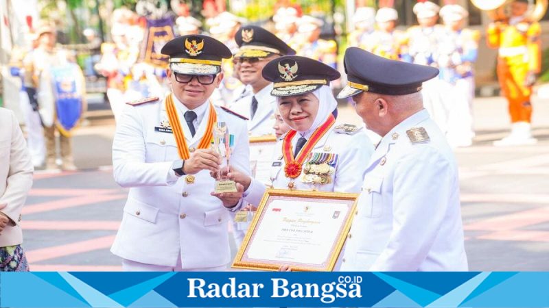 Gubernur Jawa Timur Khofifah Indar Parawansa menerima penghargaan EPPD 2025 di Kemendagri, Senin (27/4/2026). (Foto Dok Ho/RadarBangsa.co.id)
