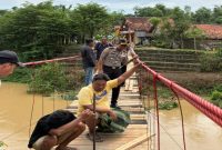 Kapolres Sampang bersama warga renovasi jembatan di Desa Tanggumong, Selasa (28/4/2026). (Foto Dok Ho/RadarBangsa.co.id)