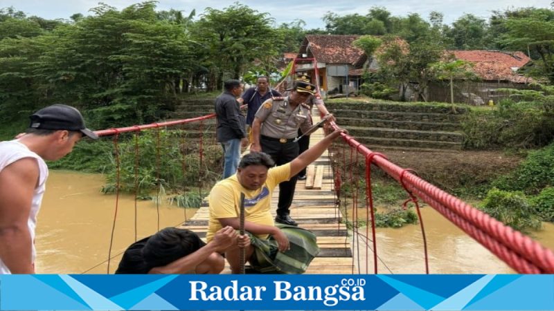 Kapolres Sampang bersama warga renovasi jembatan di Desa Tanggumong, Selasa (28/4/2026). (Foto Dok Ho/RadarBangsa.co.id)