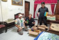 Petugas Polsek Ngadirojo menunjukkan barang bukti miras ilegal hasil penggerebekan, Selasa (14/04/2026). (Foto Dok Ho/RadarBangsa.co.id)