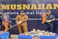 Pemusnahan jutaan batang rokok ilegal di GOR Sasana Krida Anoraga Raci, Senin (27/4/2026). (Foto Dok Ho/RadarBangsa.co.id)