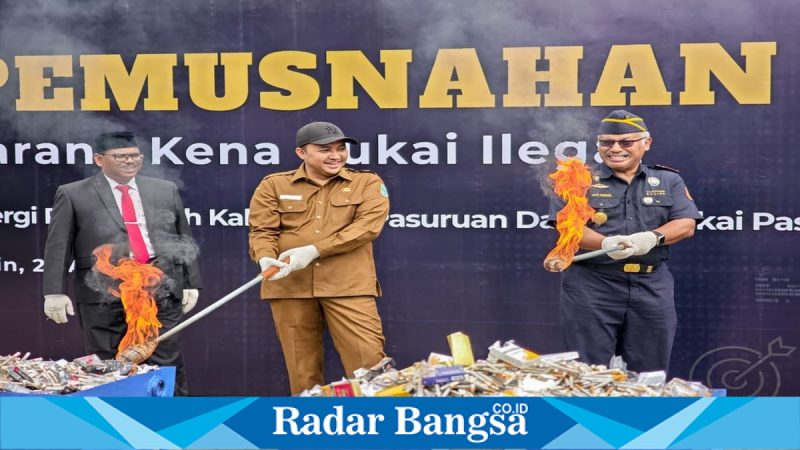 Pemusnahan jutaan batang rokok ilegal di GOR Sasana Krida Anoraga Raci, Senin (27/4/2026). (Foto Dok Ho/RadarBangsa.co.id)