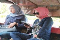 Wabup Sidoarjo Mimik Idayana menuju Dusun Kepetingan dengan perahu, Jumat (24/4/2026). (Foto Dok Ho/RadarBangsa.co.id)