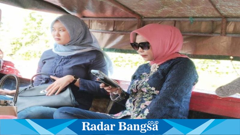 Wabup Sidoarjo Mimik Idayana menuju Dusun Kepetingan dengan perahu, Jumat (24/4/2026). (Foto Dok Ho/RadarBangsa.co.id)