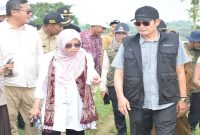Bupati Lamongan bersama Dirjen Tanaman Pangan meninjau Embung Sumengko, Selasa (28 April 2026). (Foto Dok Ho/RadarBangsa.co.id)
