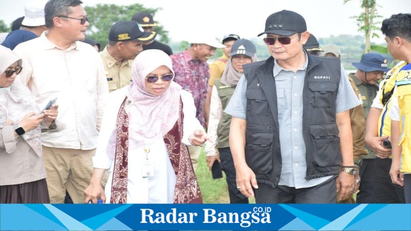 Bupati Lamongan bersama Dirjen Tanaman Pangan meninjau Embung Sumengko, Selasa (28 April 2026). (Foto Dok Ho/RadarBangsa.co.id)