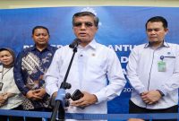 Menteri Ketenagakerjaan Yassierli saat penyerahan bantuan di Medan, Selasa (21/4/2026). (Foto Dok Ho/RadarBangsa.co.id)