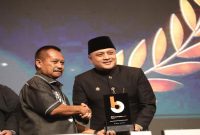 Kepala Biro Adpim Jatim Pulung Chausar menerima penghargaan Tokoh Inspiratif Jawa Timur 2026 di Surabaya, Selasa (21/4/2026). (Foto Dok Ho/RadarBangsa.co.id)