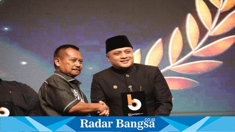 Kepala Biro Adpim Jatim Pulung Chausar menerima penghargaan Tokoh Inspiratif Jawa Timur 2026 di Surabaya, Selasa (21/4/2026). (Foto Dok Ho/RadarBangsa.co.id)