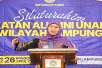 Khofifah Indar Parawansa saat melantik PW IKA UNAIR Lampung, Minggu (26/4) (Foto Dok Ho/RadarBangsa.co.id)