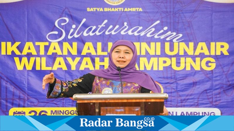 Khofifah Indar Parawansa saat melantik PW IKA UNAIR Lampung, Minggu (26/4) (Foto Dok Ho/RadarBangsa.co.id)