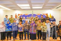 Khofifah Indar Parawansa saat melantik PW IKA UNAIR Lampung, Minggu (26/4). (Foto Dok Ho/RadarBangsa.co.id)