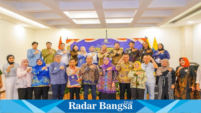 Khofifah Indar Parawansa saat melantik PW IKA UNAIR Lampung, Minggu (26/4). (Foto Dok Ho/RadarBangsa.co.id)