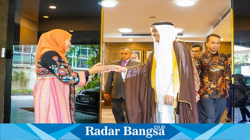 Gubernur Jatim saat audiensi dengan Dubes Arab Saudi, Senin (27/4/2026). (Foto Dok Ho/RadarBangsa.co.id)