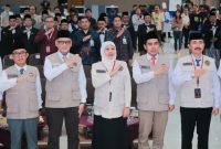 Gubernur Jawa Timur Khofifah Indar Parawansa dilantik sebagai Koordinator PPIH Embarkasi Surabaya 2026 di Asrama Haji Surabaya, Jumat (17/4/2026). (Foto Dok Ho/RadarBangsa.co.id)