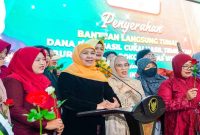 Gubernur Khofifah menyalurkan BLT dan bantuan usaha bagi buruh dan perempuan di Surabaya, Selasa (21/4). (Foto Dok Ho/RadarBangsa.co.id)