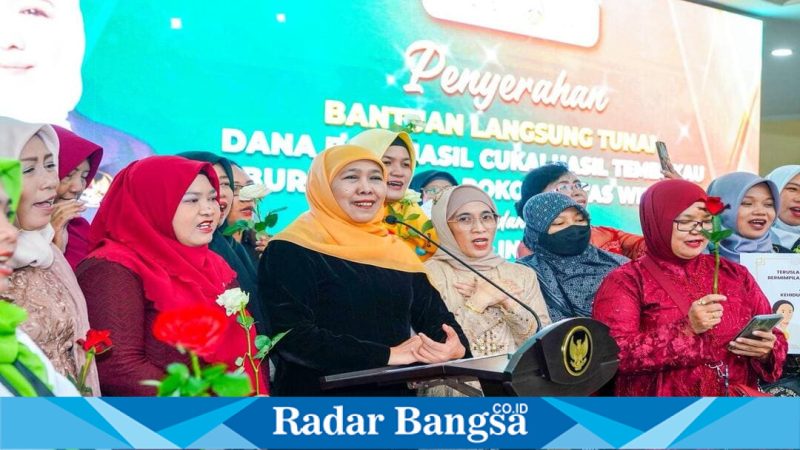 Gubernur Khofifah menyalurkan BLT dan bantuan usaha bagi buruh dan perempuan di Surabaya, Selasa (21/4). (Foto Dok Ho/RadarBangsa.co.id)