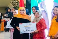 Gubernur Jatim Khofifah Indar Parawansa saat menyalurkan DBHCHT dan KIP Putri Jawara di Surabaya, Selasa (21/4). (Foto Dok Ho/RadarBangsa.co.id)
