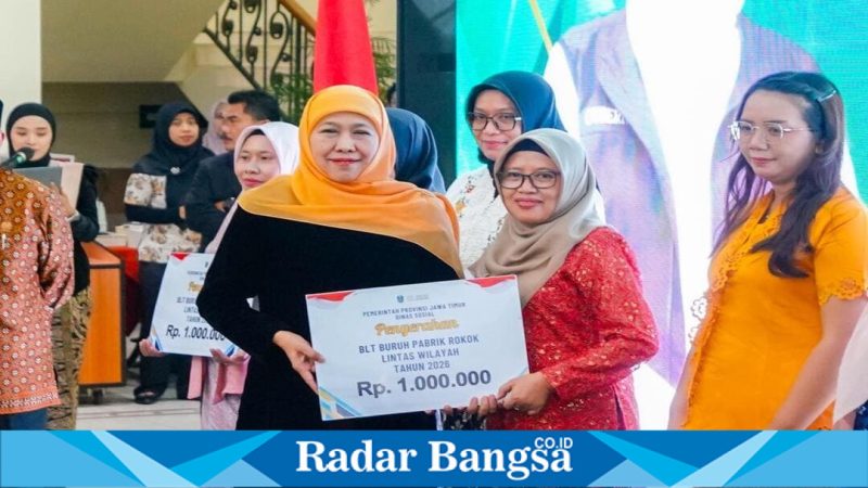 Gubernur Jatim Khofifah Indar Parawansa saat menyalurkan DBHCHT dan KIP Putri Jawara di Surabaya, Selasa (21/4). (Foto Dok Ho/RadarBangsa.co.id)