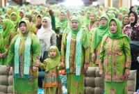 Khofifah Indar Parawansa bersama puluhan ribu Muslimat NU saat deklarasi seruan perdamaian dunia di Masjid Al Jabbar Bandung, Sabtu (18/4/2026). (Foto Dok Ho/RadarBangsa.co.id)