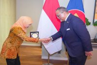 Gubernur Jatim Khofifah Indar Parawansa bertemu Dubes RI untuk Malaysia di Kuala Lumpur, Rabu (29/4). (Foto Dok Ho/RadarBangsa.co.id)