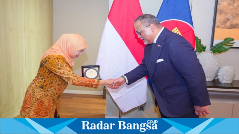 Gubernur Jatim Khofifah Indar Parawansa bertemu Dubes RI untuk Malaysia di Kuala Lumpur, Rabu (29/4). (Foto Dok Ho/RadarBangsa.co.id)