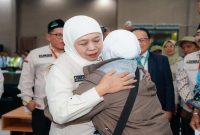 Gubernur Jatim Khofifah Indar Parawansa melepas kloter pertama jemaah haji di Asrama Haji Surabaya, Rabu (22/4). (Foto Dok Ho/RadarBangsa.co.id)