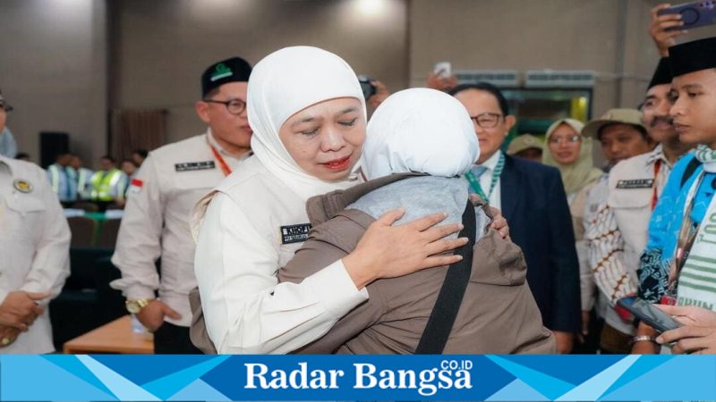 Gubernur Jatim Khofifah Indar Parawansa melepas kloter pertama jemaah haji di Asrama Haji Surabaya, Rabu (22/4). (Foto Dok Ho/RadarBangsa.co.id)