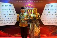 Perwakilan Kota Mataram saat menerima penghargaan TOP BUMD Awards 2026, Senin (13/04/2026). (Foto Dok Ho/RadarBangsa.co.id)