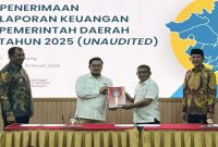 Bupati Muratara saat menyerahkan LKPD 2025 ke BPK Sumsel, Selasa (31/3/2025). (Foto Dok Ho/RadarBangsa.co.id)