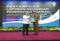 Bupati Sidoarjo saat menyerahkan LKPD 2025 di Kantor BPK Jatim, Senin (30/3/2026). (Foto Dok Ho/RadarBangsa.co.id)