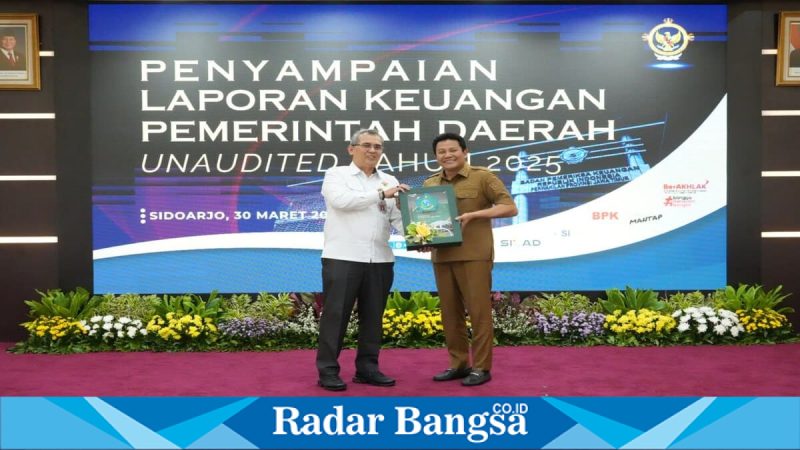 Bupati Sidoarjo saat menyerahkan LKPD 2025 di Kantor BPK Jatim, Senin (30/3/2026). (Foto Dok Ho/RadarBangsa.co.id)