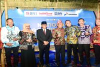 Bupati Lamongan Yuhronur Efendi menerima penghargaan National Governance Award 2026 di Jakarta, Jumat (24/04/2026). (Foto Dok Ho/RadarBangsa.co.id)