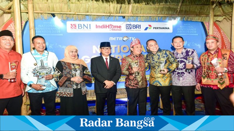 Bupati Lamongan Yuhronur Efendi menerima penghargaan National Governance Award 2026 di Jakarta, Jumat (24/04/2026). (Foto Dok Ho/RadarBangsa.co.id)