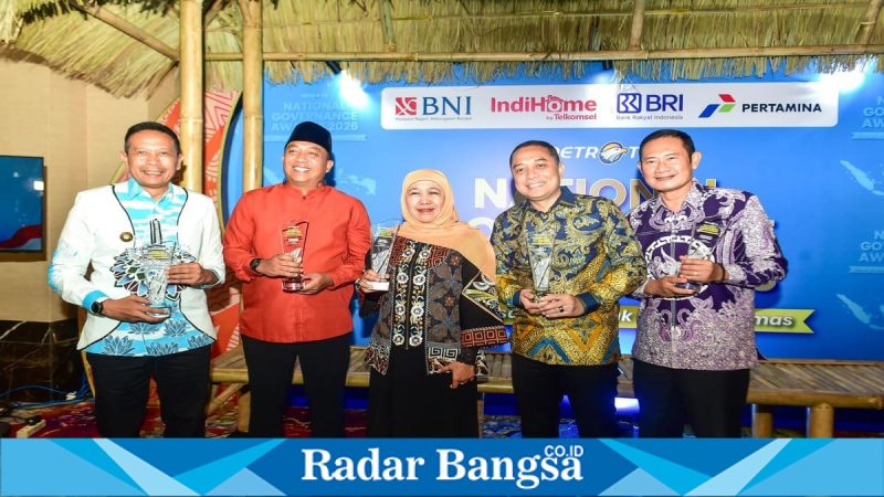 Bupati Lamongan Yuhronur Efendi menerima penghargaan nasional di Jakarta, Jumat (24/04/2026). (Foto Dok Ho/RadarBangsa.co.id)