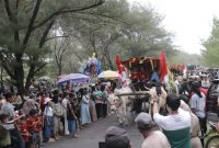 Arak-arakan pegon di Pantai Watu Ulo saat Lebaran Ketupat, Sabtu (28/3/2026). (Foto Dok Ho/RadarBangsa.co.id)