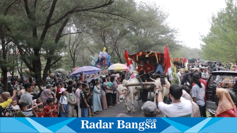 Arak-arakan pegon di Pantai Watu Ulo saat Lebaran Ketupat, Sabtu (28/3/2026). (Foto Dok Ho/RadarBangsa.co.id)