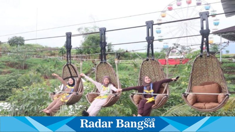 Pengunjung menikmati suasana Bali di Lembah Pendawa Pasuruan, Jumat (3/4/2026). (Foto Dok Ho/RadarBangsa.co.id)