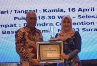 Lia Istifhama saat menerima penghargaan di Surabaya, Kamis (16/4/2026). (Foto Dok Ho/RadarBangsa.co.id)