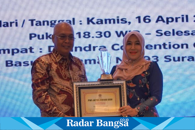 Lia Istifhama saat menerima penghargaan di Surabaya, Kamis (16/4/2026). (Foto Dok Ho/RadarBangsa.co.id)