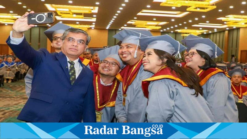 Menaker Yassierli saat orasi ilmiah wisuda di Jakarta, Sabtu (25/4/2026) (Foto Dok Ho/RadarBangsa.co.id)