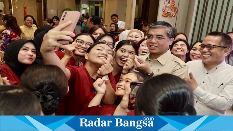 Menaker Yassierli meninjau Magang Nasional 2025 di RS Bunda Thamrin Medan, Rabu (22/04/2026). (Foto Dok Ho/RadarBangsa.co.id).