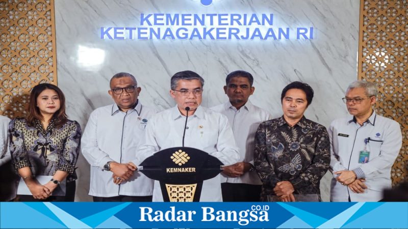 Menaker Yassierli saat konferensi pers di Jakarta, Rabu, 1 April 2026. (Foto Dok Ho/RadarBangsa.co.id)