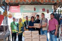 Petugas Satgas Pangan Polres Pasuruan saat distribusi Minyakita di pasar, Kamis (16/04/2026). (Foto Dok Ho/RadarBangsa.co.id)