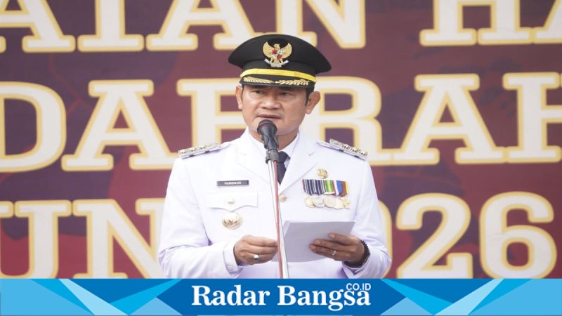 Bupati Lamongan Yuhronur Efendi memimpin upacara Hari Otonomi Daerah 2026, Senin (27/4). (Foto Dok Ho/RadarBangsa.co.id)