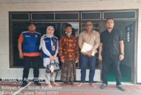 Petugas bersama keluarga saat serah terima jenazah PMI asal Bangkalan yang dipulangkan dari Taiwan, Minggu (19/04/2026). (Foto Dok Ho/RadarBangsa.co.id)