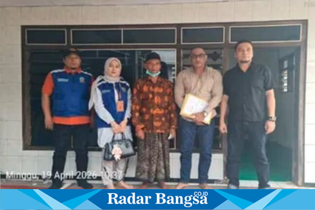 Petugas bersama keluarga saat serah terima jenazah PMI asal Bangkalan yang dipulangkan dari Taiwan, Minggu (19/04/2026). (Foto Dok Ho/RadarBangsa.co.id)