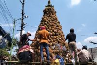 Gunungan durian saat selamatan desa di Kronto, Minggu (5/4/2026) (Foto Dok Ho/RadarBangsa.co.id)