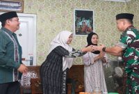 Pangdam IV/Diponegoro saat mengunjungi keluarga prajurit gugur di Magelang, Kamis (2/4/2026). (Foto Dok Ho/RadarBangsa.co.id)